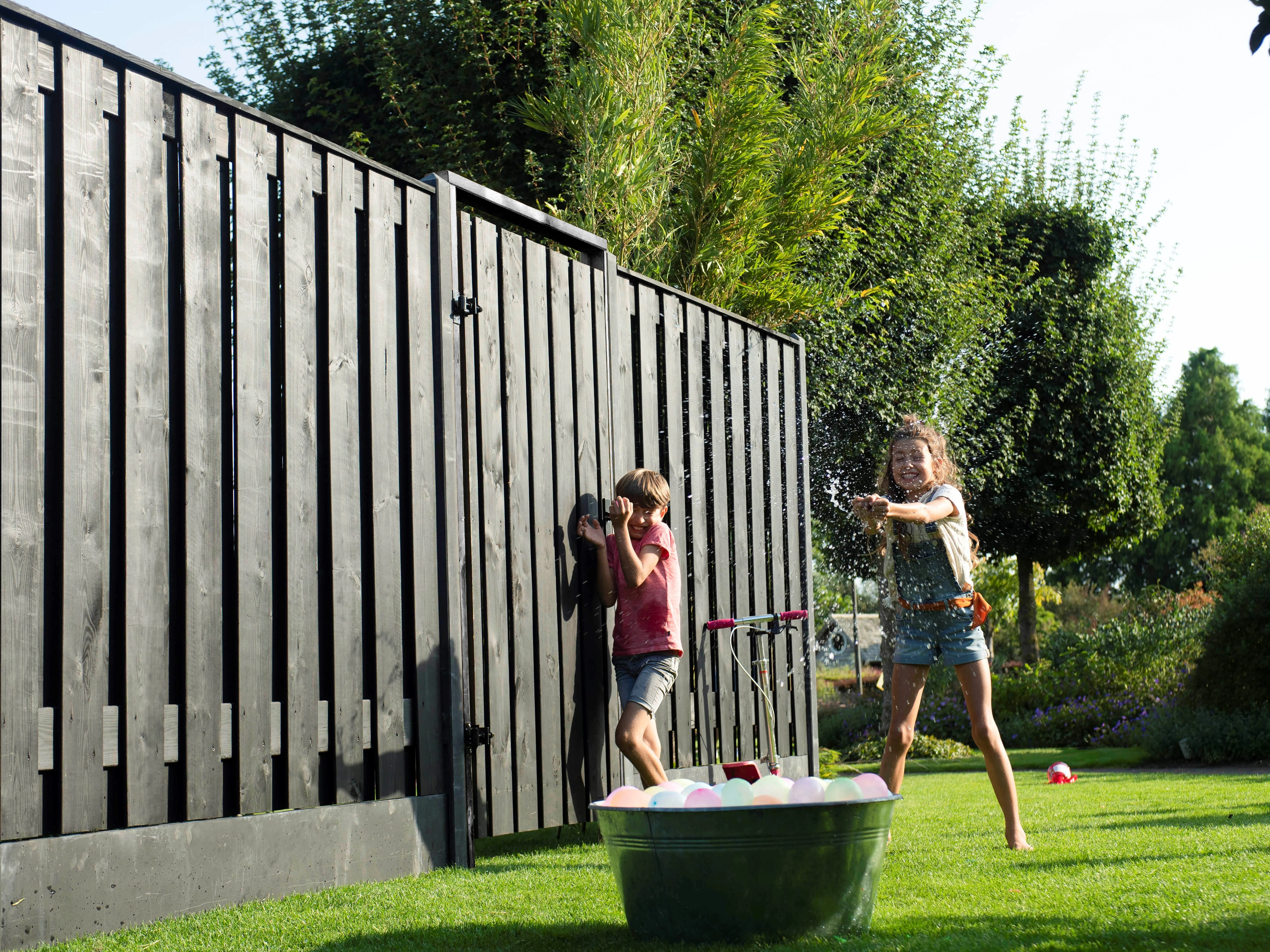 Naaldhout Schutting 180 x 180 cm Zwart Gedompeld - Afbeelding 1